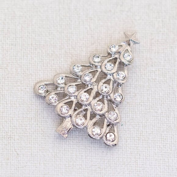 Vintage Teardrop Rhinestones Christmas Tree Silver Tone Brooch by Monet - A9 - Picture 1 of 2